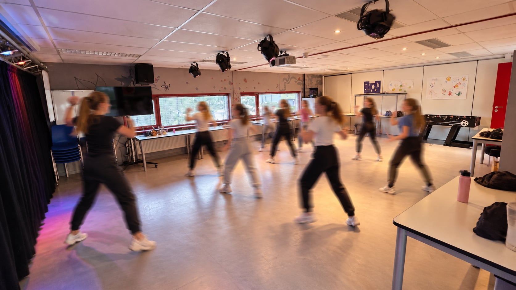 Een dansles in de multifunctionele ruimte, met vrije vloer en spots aan het plafond
